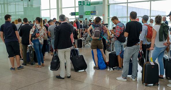 Las autoridades elevaron el viernes el nivel de alerta a "emergencia atentado" tras el asesinato ese día del profesor Dominique Bernard por un islamista radicalizado en Arras (norte).