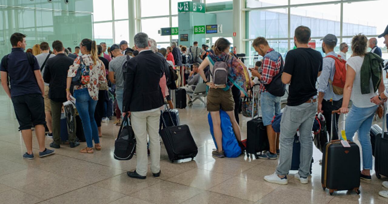 Las autoridades elevaron el viernes el nivel de alerta a "emergencia atentado" tras el asesinato ese día del profesor Dominique Bernard por un islamista radicalizado en Arras (norte).