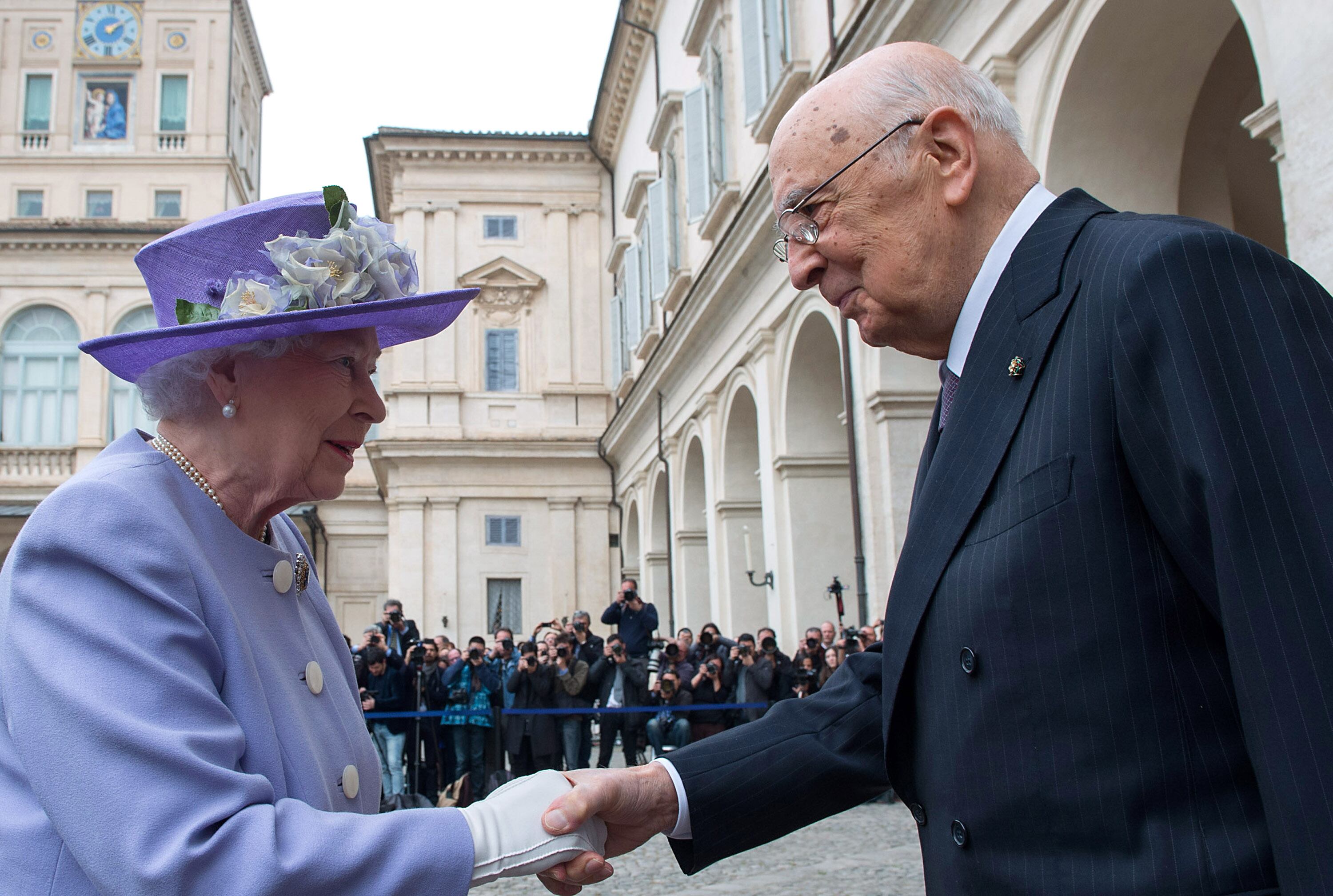 El presidente italiano Giorgio Napolitano saluda a Su Majestad la Reina Isabel II en el 'Palazzo del Quirinale' durante su visita de un día a Roma el 3 de abril de 2014 en Roma, Italia. Durante su breve visita, la Reina y el Duque de Edimburgo almorzarán con el presidente italiano Giorgio Napolitano y tendrán una audiencia con el Papa Francisco en el Vaticano.