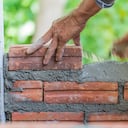 Albañil trabajando.