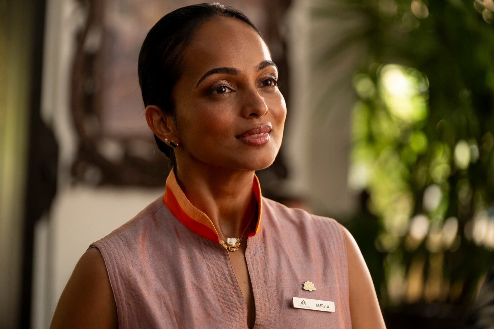 De Sri Lanka, Shalini Peiris interpreta a Amrita, una terapeuta que la tendrá difícil con algunos invitados, pero no les pierde la fe.