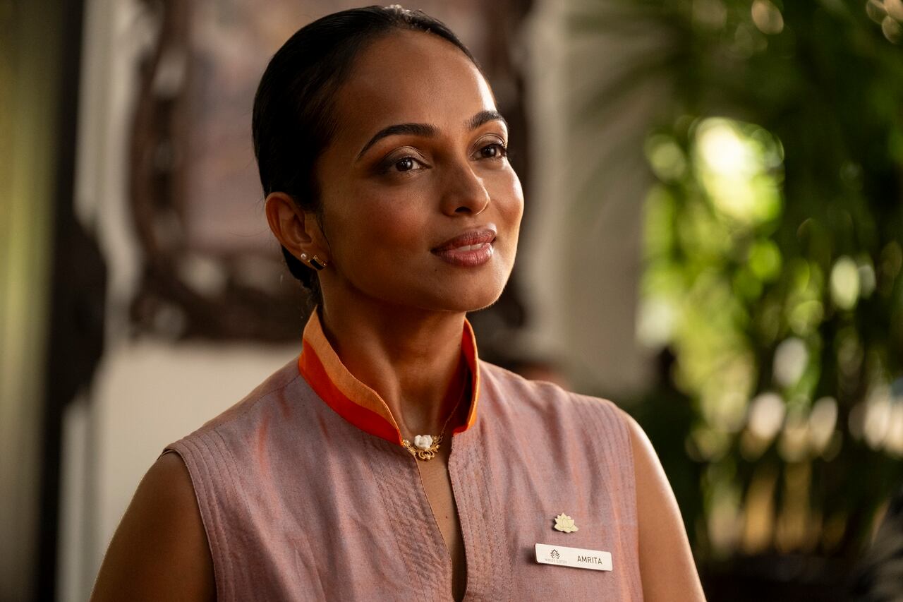 De Sri Lanka, Shalini Peiris interpreta a Amrita, una terapeuta que la tendrá difícil con algunos invitados, pero no les pierde la fe.