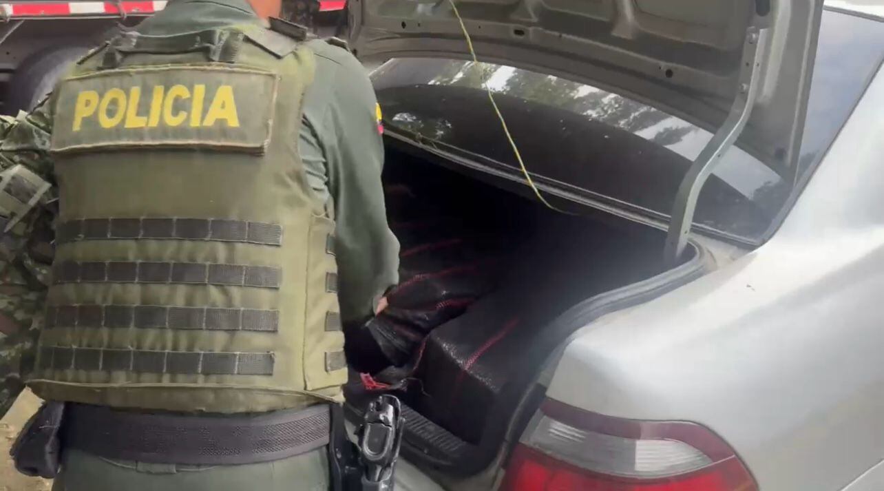 Policías y soldados fueron los encargados de registrar los dos vehículos que eran usados para transportar este cargamento de marihuana.