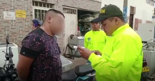 Este hombre estaría involucrado en el robo de más de 10 motocicletas.