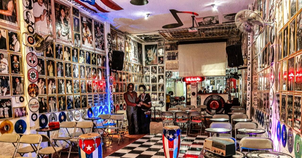 Imagen de una de las salas del Museo de la Salsa de Cali. Está llena de fotografías en las paredes.