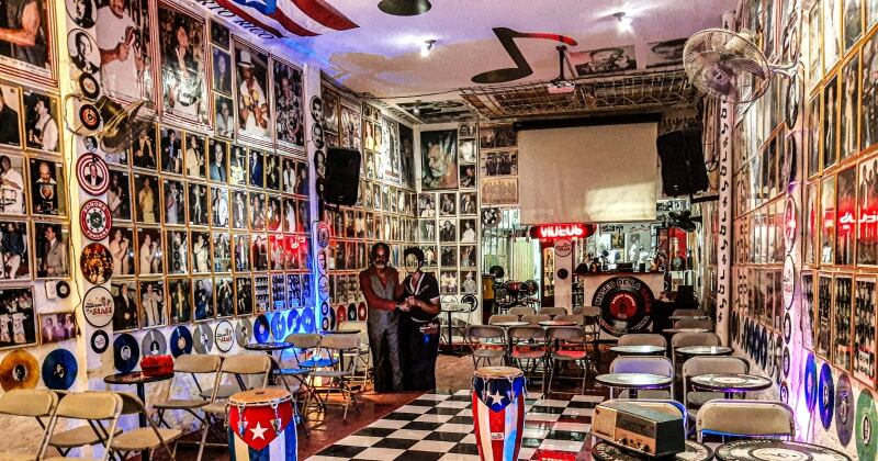 Imagen de una de las salas del Museo de la Salsa de Cali. Está llena de fotografías en las paredes.