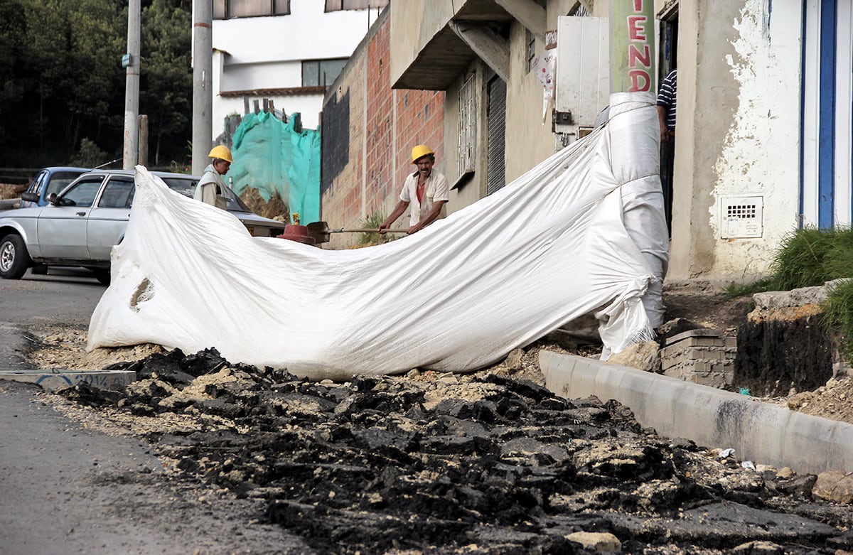 En varias partes se están levantando las vías porque fueron construidas incumpliendo diferentes normas. Foto: Carlos Bernate /SEMANA.