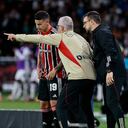 Dorival Júnior dando instrucciones a James Rodríguez en su debut por Copa Sudamericana.