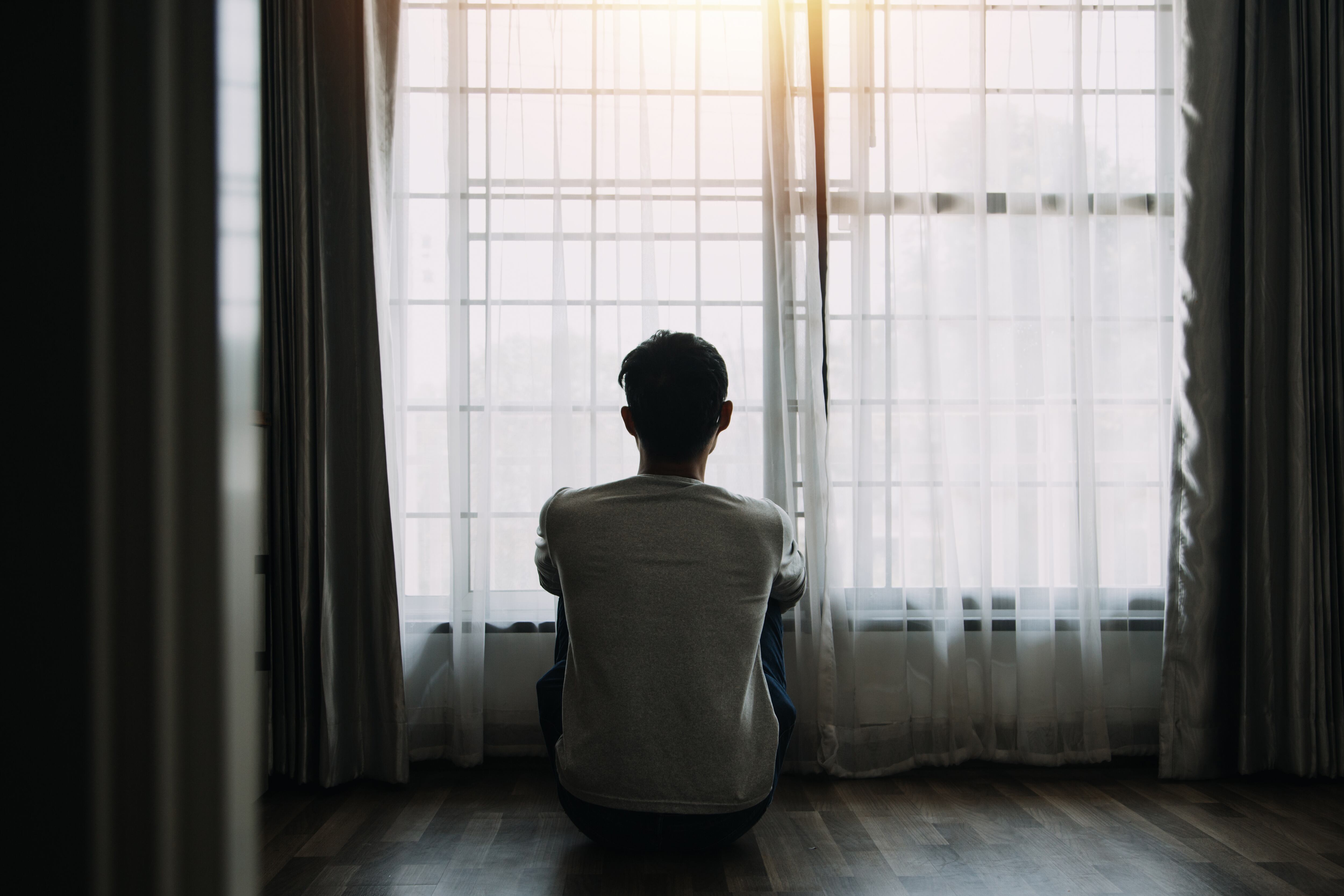 La soledad puede convertirse en un factor de riesgo, por eso contar con una red de apoyo cercana es clave para proteger la salud mental.