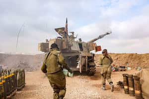 Se muestra una unidad de artillería israelí cerca de la frontera con la Franja de Gaza el 5 de diciembre de 2023, en medio de continuas batallas entre Israel y el grupo militante Hamás.