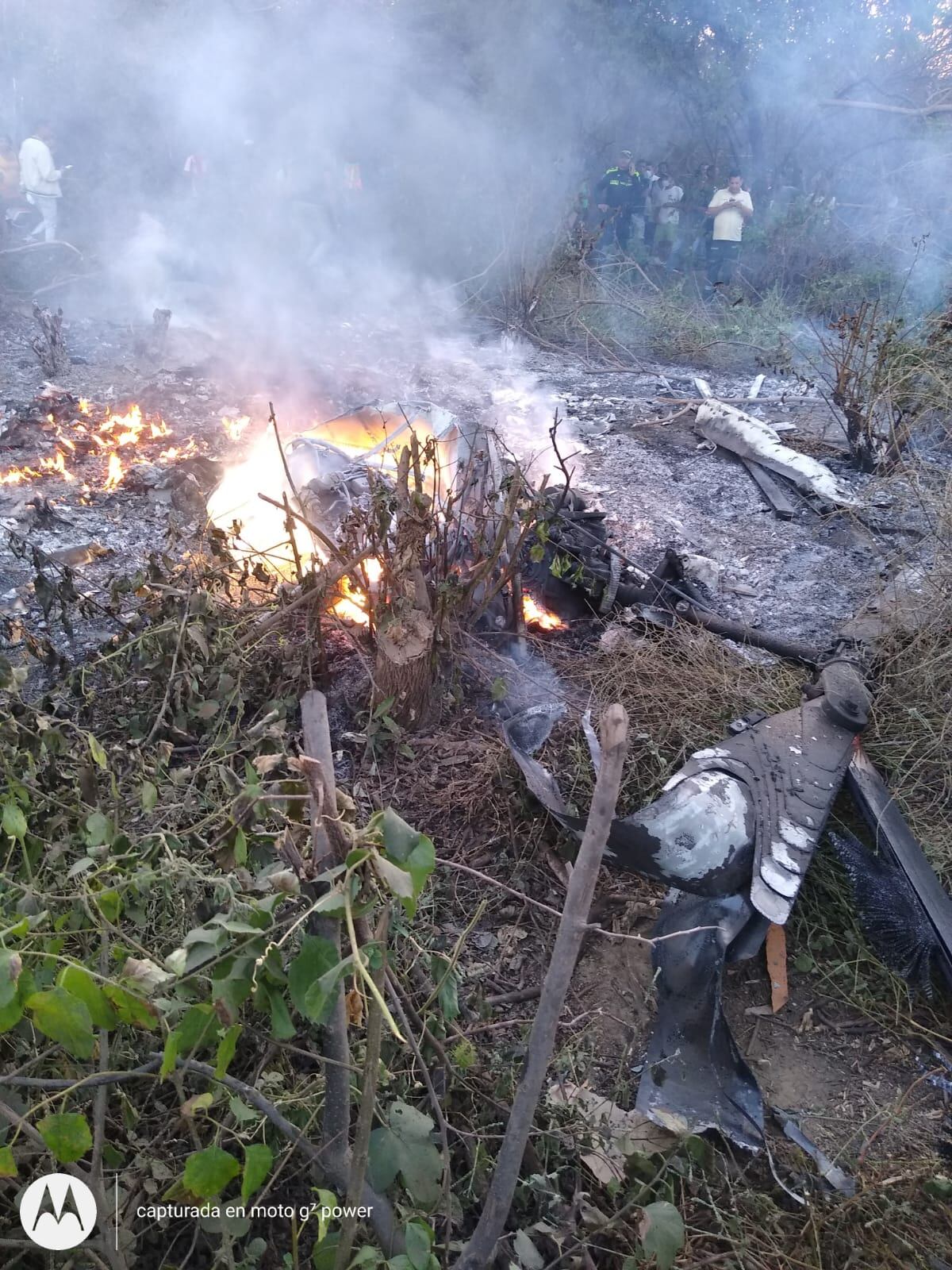 Las llamas del siniestro ocasionaron también incendio forestal que fue rápidamente controlado