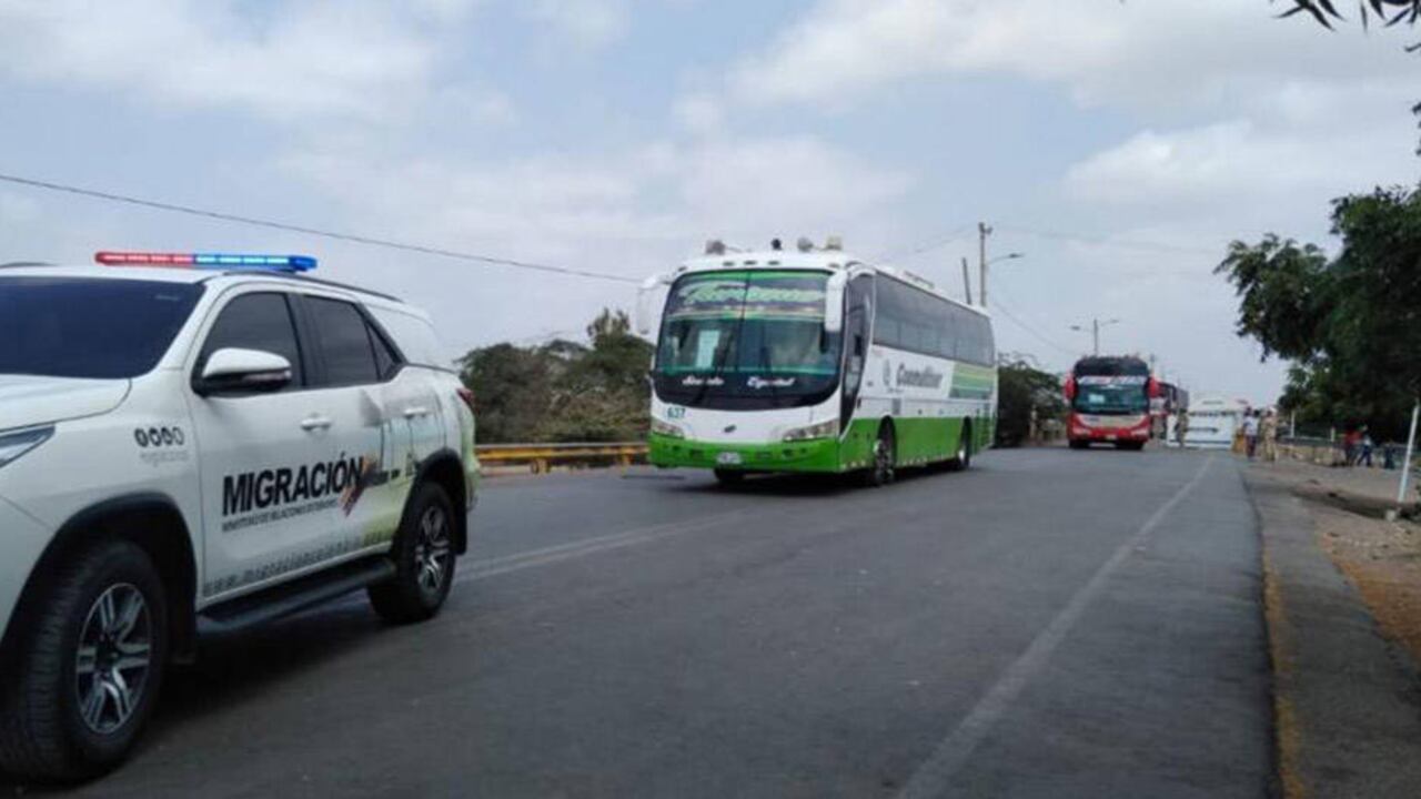 Caravana de buses de migrantes venezolanos.