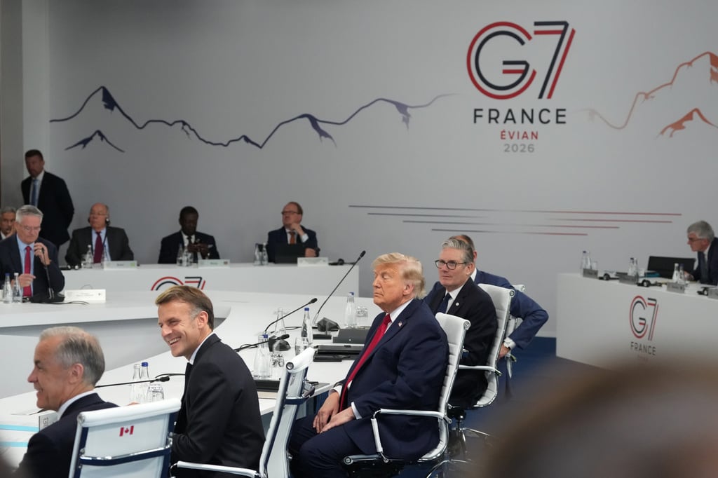 De izquierda a derecha, el primer ministro canadiense Mark Carney, el presidente francés Emmanuel Macron, el presidente estadounidense Donald Trump y el primer ministro británico Keir Starmer durante una sesión de trabajo en la cumbre del G7 en Evian-les-Bains, Francia, el miércoles 17 de junio de 2026. (Foto AP/Thibault Camus)