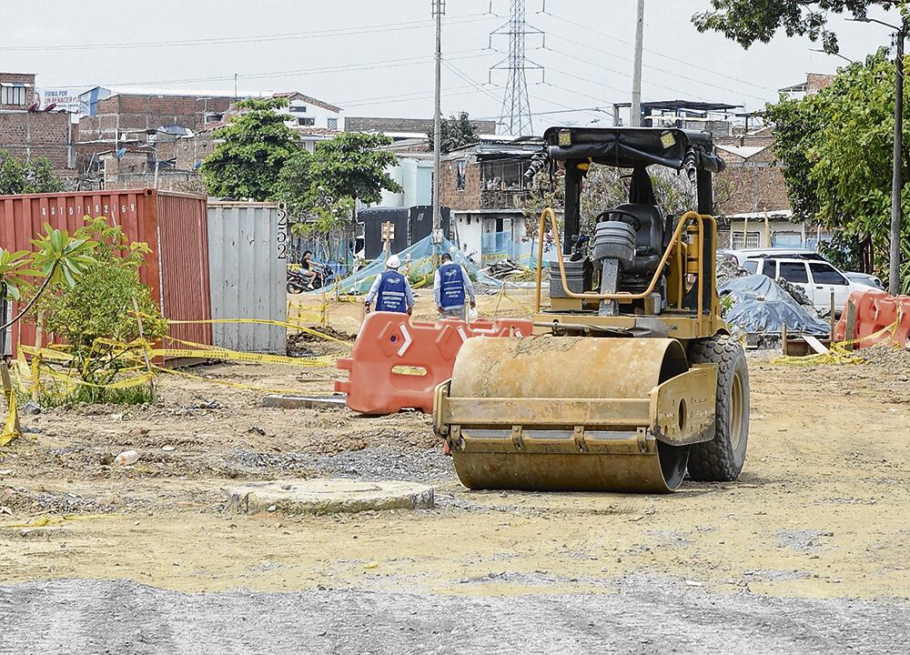 La obra del Bulevar del Oriente, ubicada entre la avenida Ciudad de Cali y la Calle 103, tiene 1,1 kilómetros de longitud divididos en seis frentes de trabajo. En total, el proyecto cuenta con 150 trabajadores, es decir, un estimado de 25 obreros en cada uno de los frentes.