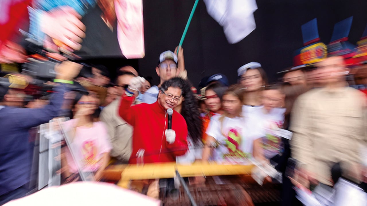 “El derecho a huelga establecido en la Constitución no es decisión del gobierno, debe ser una decisión soberana del pueblo", Petro.