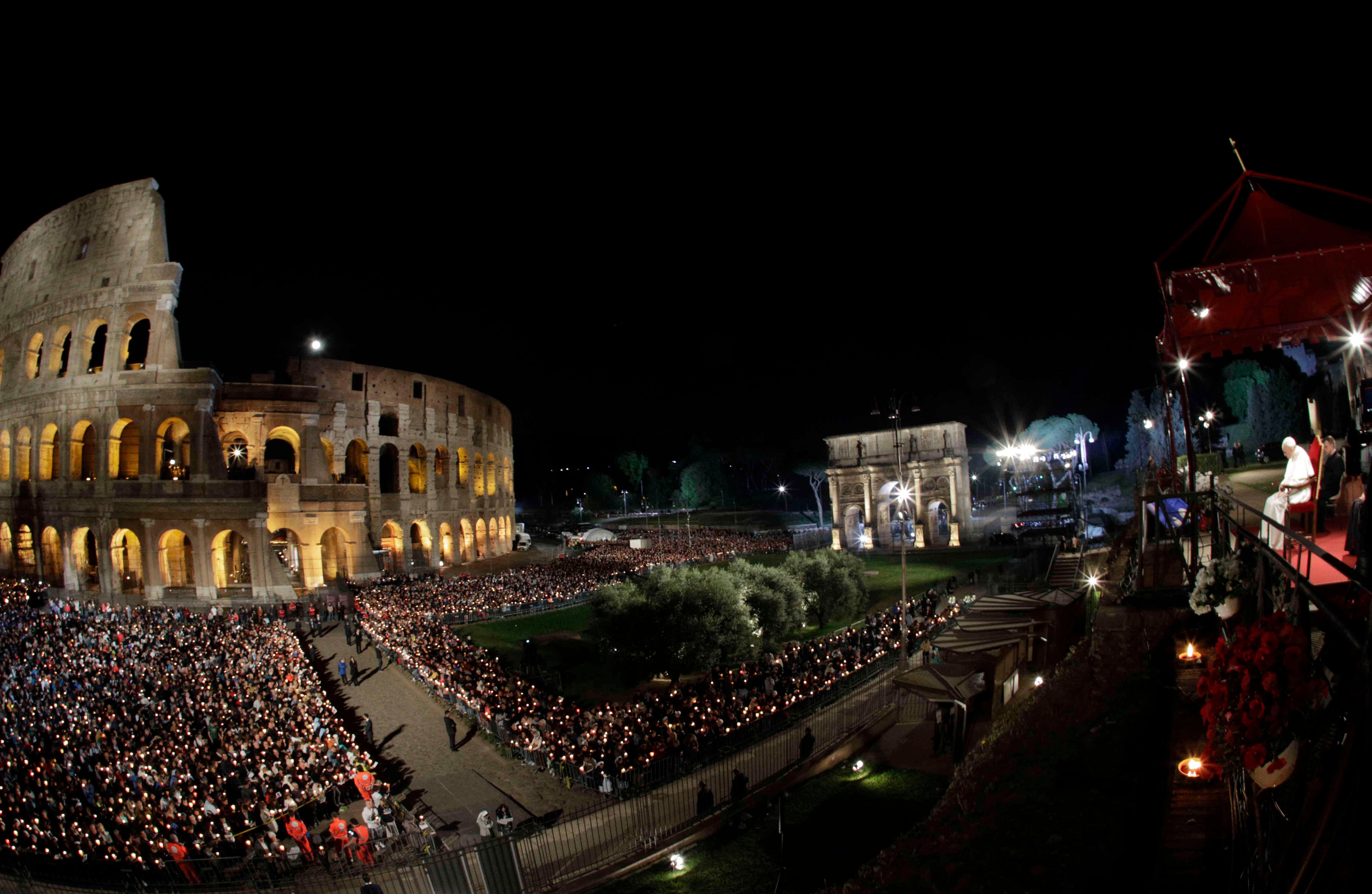      El papa Francisco preside la procesión de las antorchas del viacrucis el Viernes Santo, una festividad cristiana que conmemora la crucifixión de Jesucristo y su muerte en el Calvario, frente al Coliseo de Roma, en Roma, el 19 de abril de 2019. (Foto AP / Andrew Medichini)