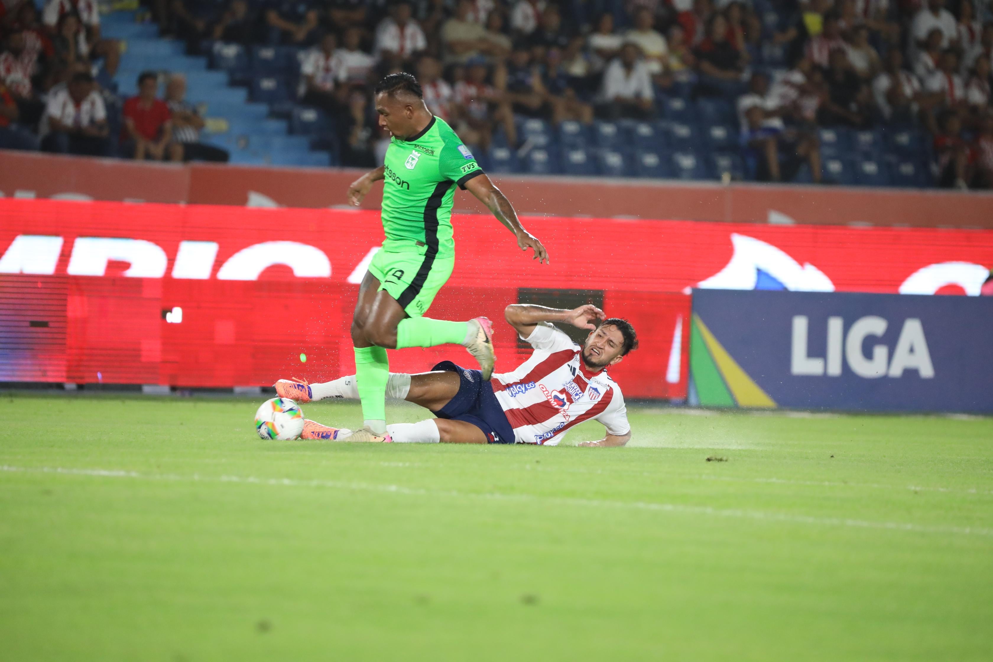 Alfredo Morelos de Nacional le gana un balón a Daniel Rivera del Junior.