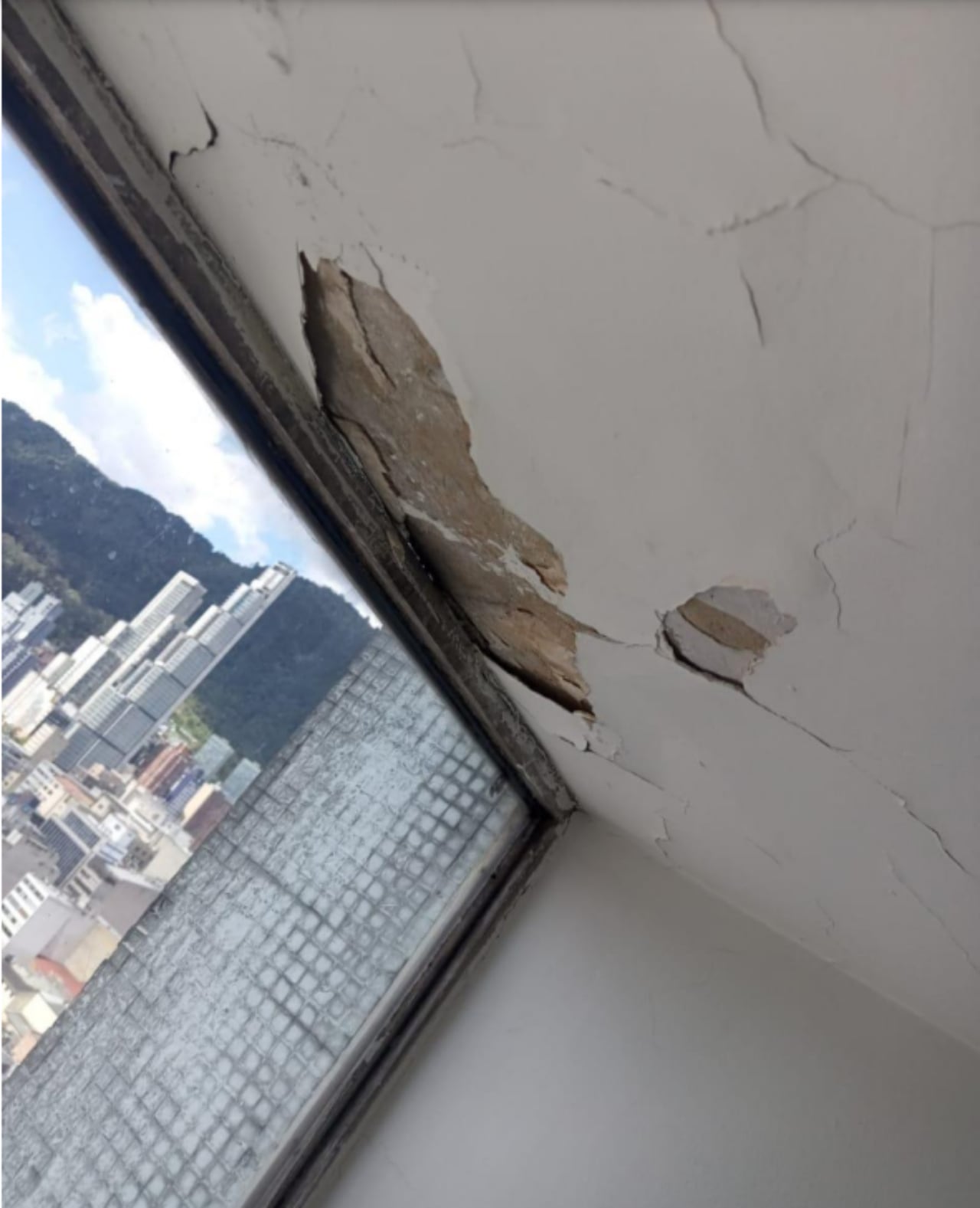 Grietas edificio Hernando Morales Molina