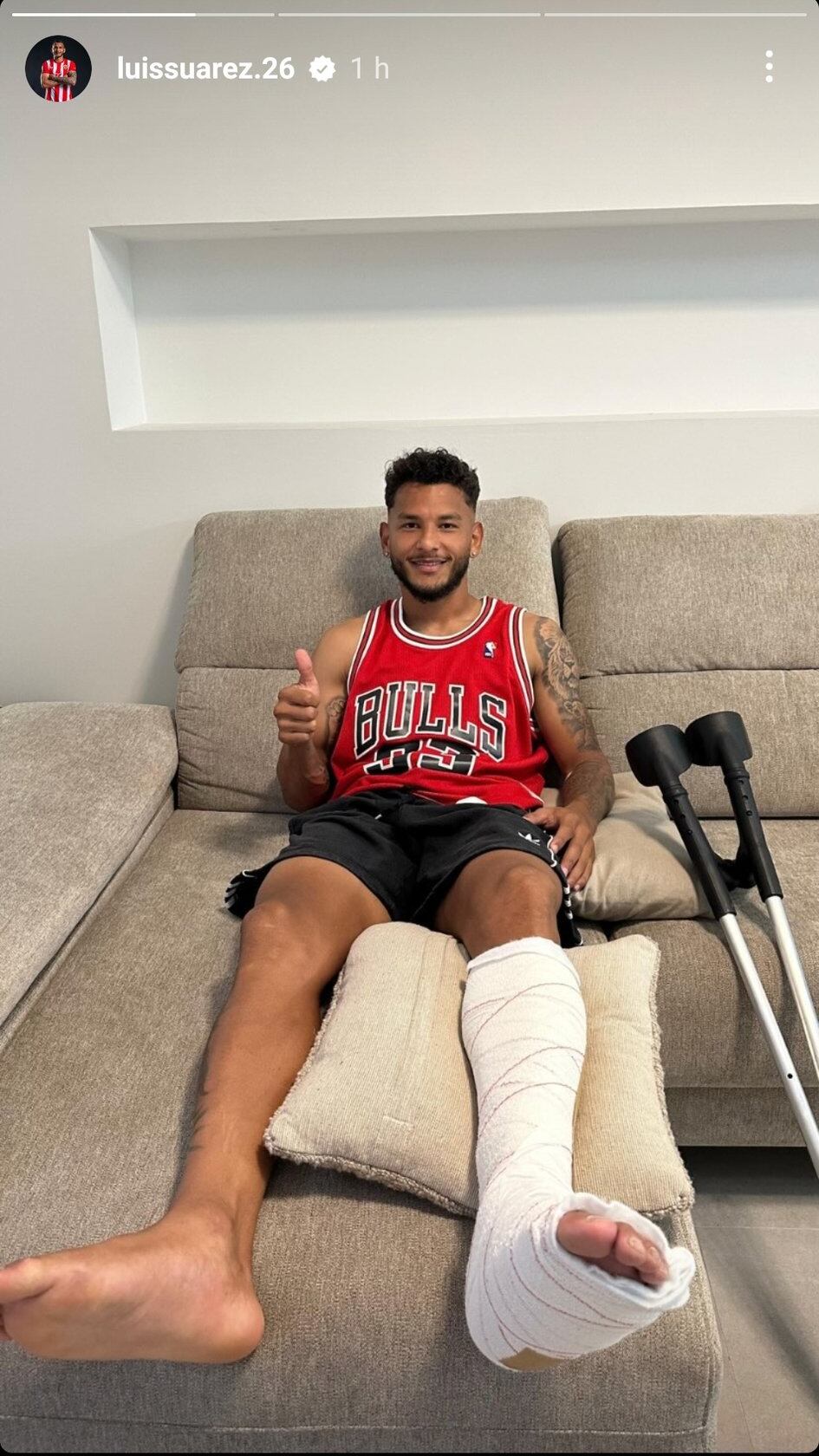 Luis Suárez subió una foto con la pierna enyesada descansando en su casa.