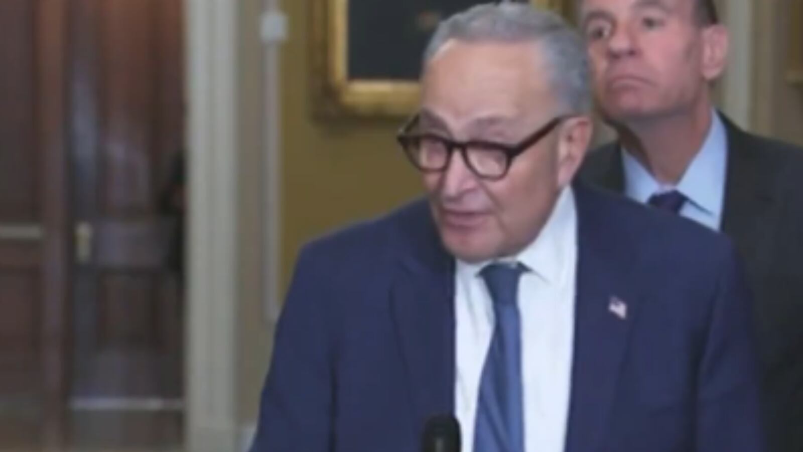Chuck Schumer advierte que la falta de claridad de la Casa Blanca genera preocupación sobre futuras acciones militares en la región.