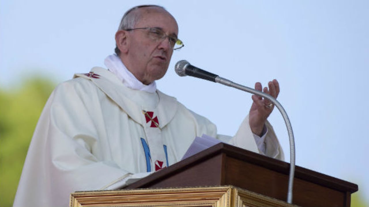 El papa Francisco lanzó su discurso en la isla de italiana Cerdeña, en el Mediterráneo.