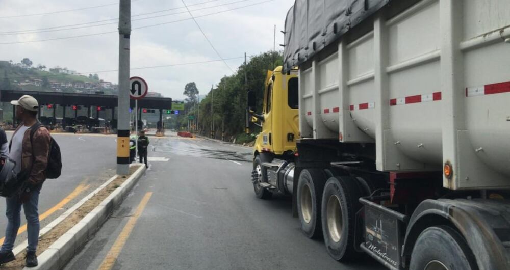 Manifestación de camioneros a la altura del peaje del Túnel de Occidente por nuevas tarifas.