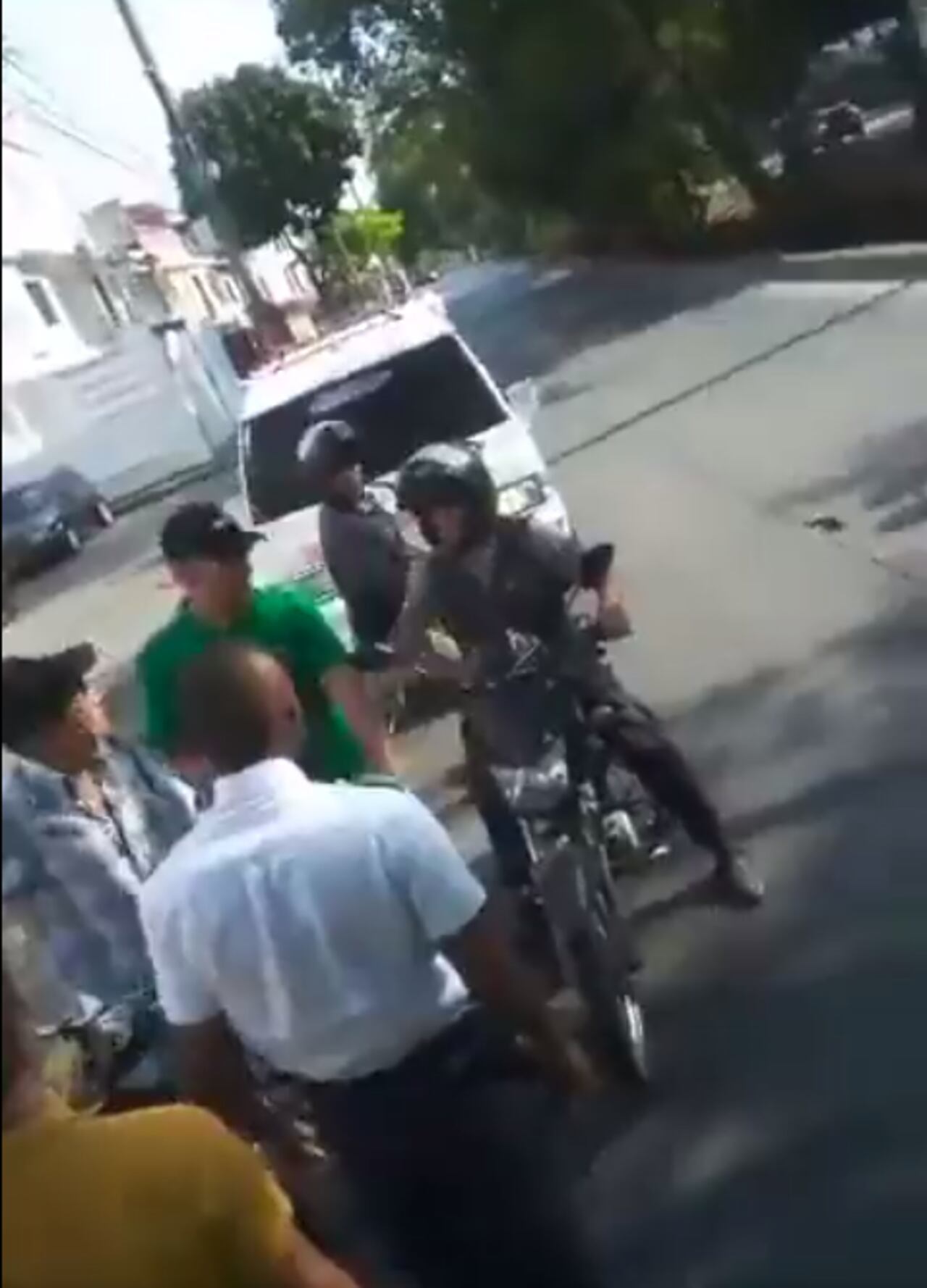 Pelea entre conductor del MIO y motociclista en Cali.