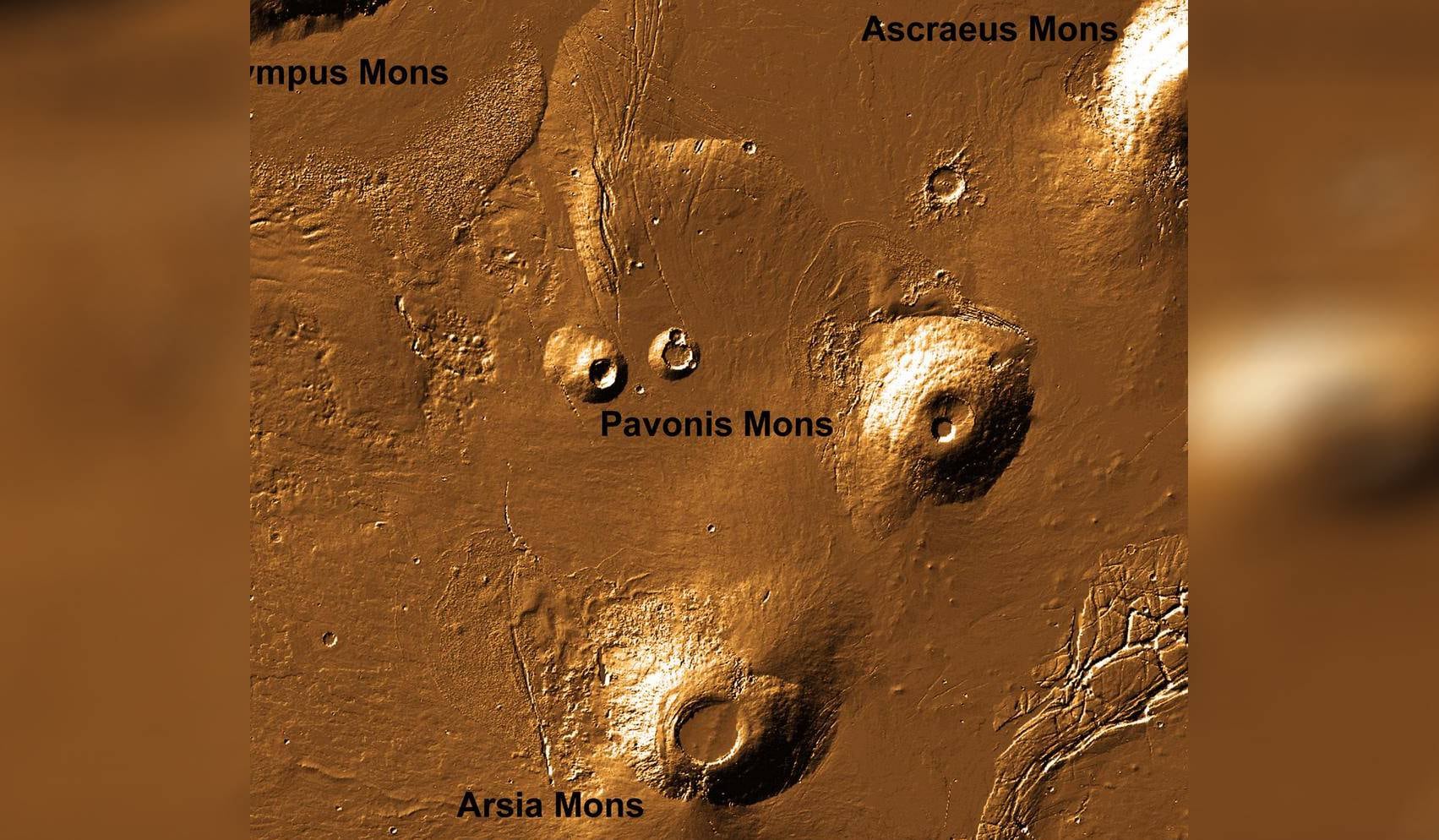 La imagen expone el Olympus Mons y los tres volcanes Tharsis Montes: Arsia Mons, Pavonis Mons y Ascraeus Mons de Marte