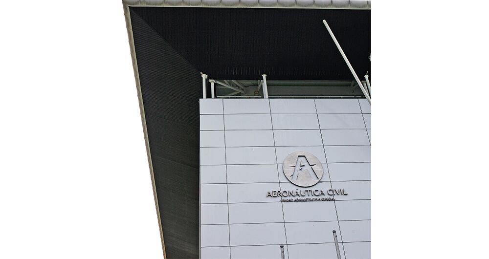 La declaración de capacidad del aeropuerto El Dorado que presenta la Aeronáutica Civil a los actores del sistema adjudica más cupos de los que realmente tiene esa terminal aérea.