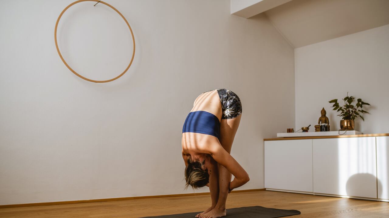 El yoga ayuda a mejorar la flexibilidad.