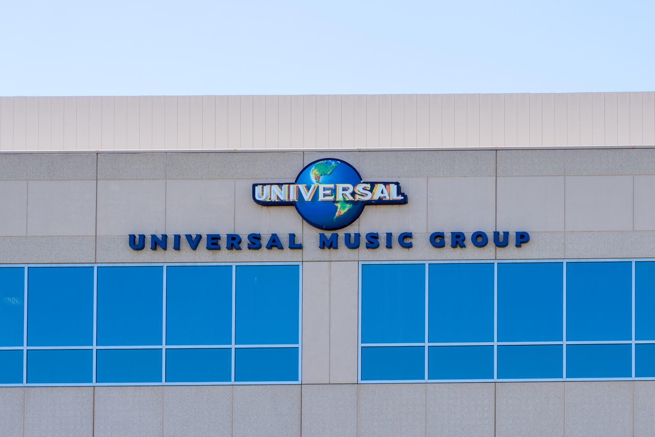 TikTok y Universal Music Group se enfrentan en una batalla legal y estratégica, con una creciente discordia sobre los derechos de autor y el papel de la inteligencia artificial en la industria musical digital.