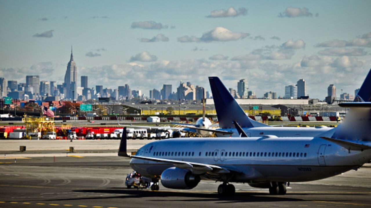Un pasajero que iba a bordo de un vuelo de la aerolínea United fue arrestado por presuntamente tratar de abrir la salida de emergencia del avión y herir con una cuchara metálica a un auxiliar de vuelo.