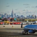 Un pasajero que iba a bordo de un vuelo de la aerolínea United fue arrestado por presuntamente tratar de abrir la salida de emergencia del avión y herir con una cuchara metálica a un auxiliar de vuelo.
