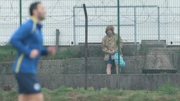 Presunto caso de espionaje en el entrenamiento de Bosnia previo al juego contra Italia. En la imagen, al fondo, el supuesto espía.