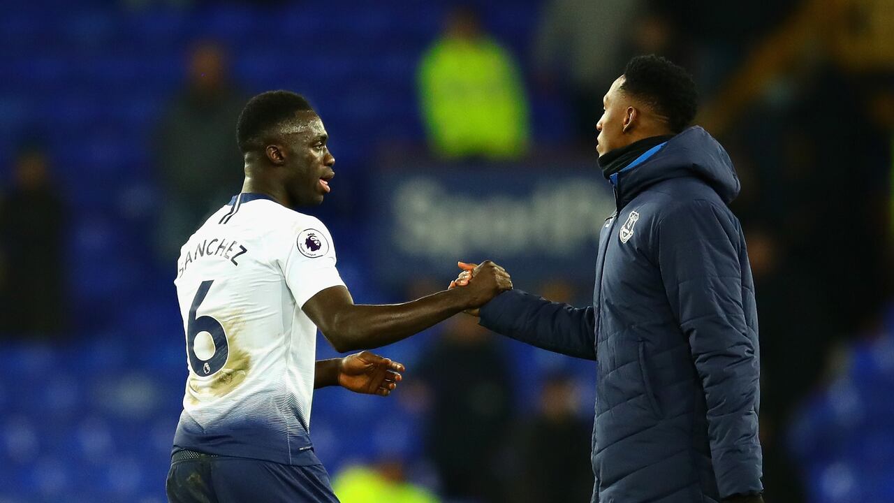 Dávinson Sánchez y Yerry Mina se saludan tras un partido entre el Tottenham y el Everton en Goodison Park