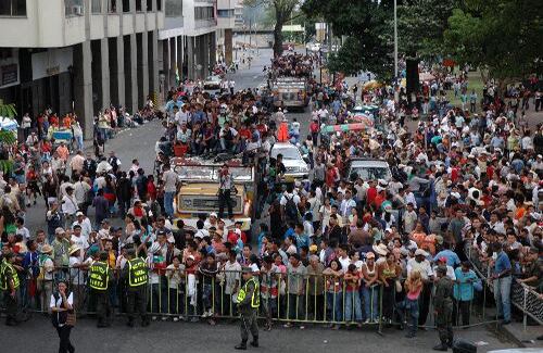Hacia la tarde, los indígenas empezaron a abandonar el sitio. El encuentro se había cancelado por la tardanza del mandatario, cuya silla permaneció vacía durante varias horas. 