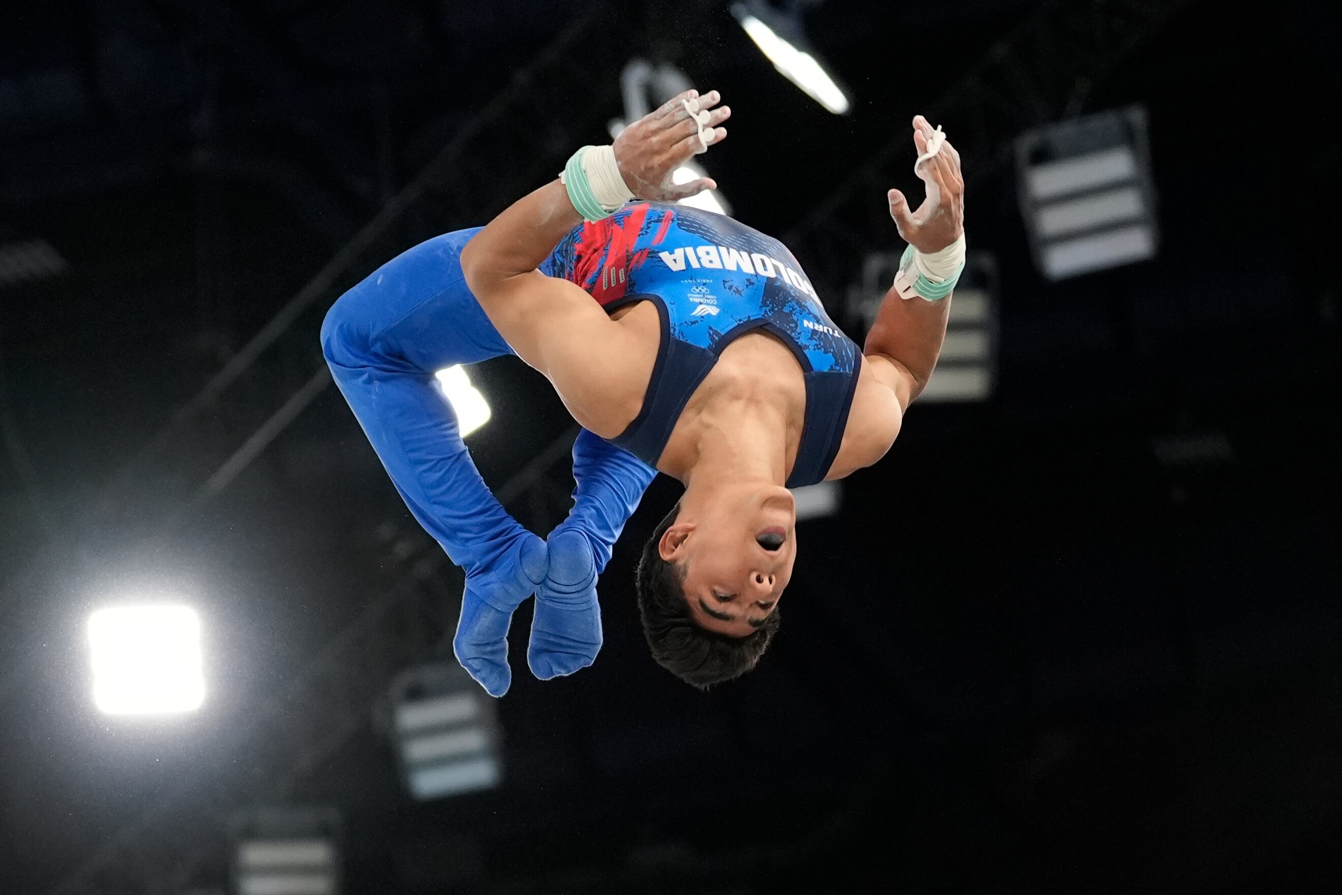 Angel Barajas, de Colombia, compite durante las finales de barra horizontal individual de gimnasia artística masculina en el Bercy Arena en los Juegos Olímpicos de Verano de 2024, el lunes 5 de agosto de 2024, en París, Francia. (Foto AP/Abbie Parr)