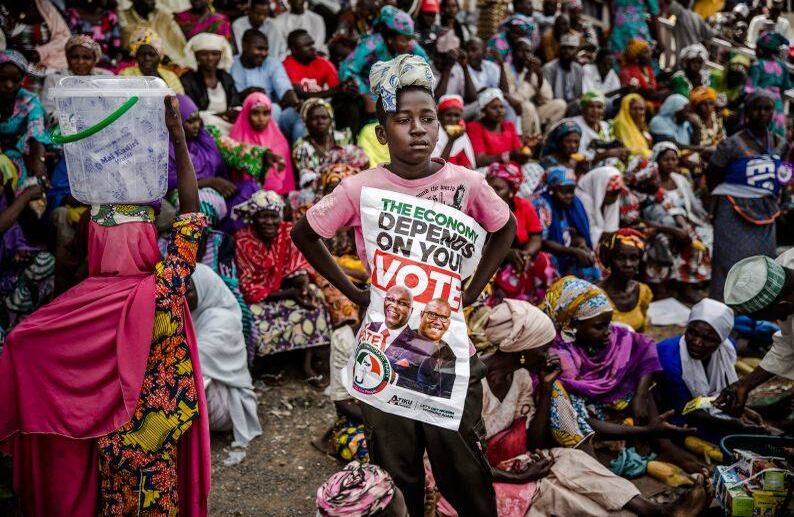 Los simpatizantes del partido opositor de Nigeria asisten a un mitin de campaña en la Plaza Ribadu, en Jimeta el 14 de febrero de 2019. Los nigerianos votarán el 16 de febrero en las elecciones presidenciales y legislativas. El concurso presidencial hará que el titular Muhammadu Buhari intente ganar un segundo mandato de cuatro años contra el ex vicepresidente Atiku Abubakar en lo que se espera sea una carrera cerrada. FOTO: Luis TATO / AFP