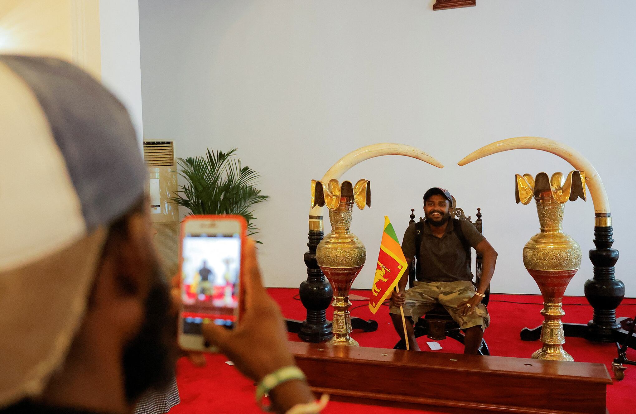 En imágenes : Manifestantes de Sri Lanka ocupan residencias de presidente y primer ministro