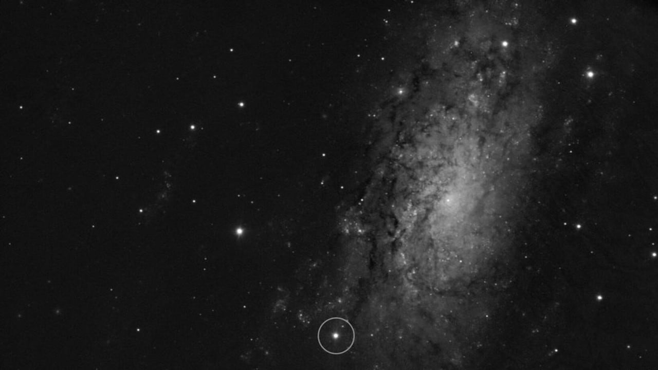La supernova SN 2024ggi en la galaxia NGC 3621, captada el 11 de abril de 2024 con el instrumento FORS2 del VLT. Mediante espectropolarimetría, los astrónomos determinaron la forma de la explosión aunque apareciera como un solo punto desde la Tierra.