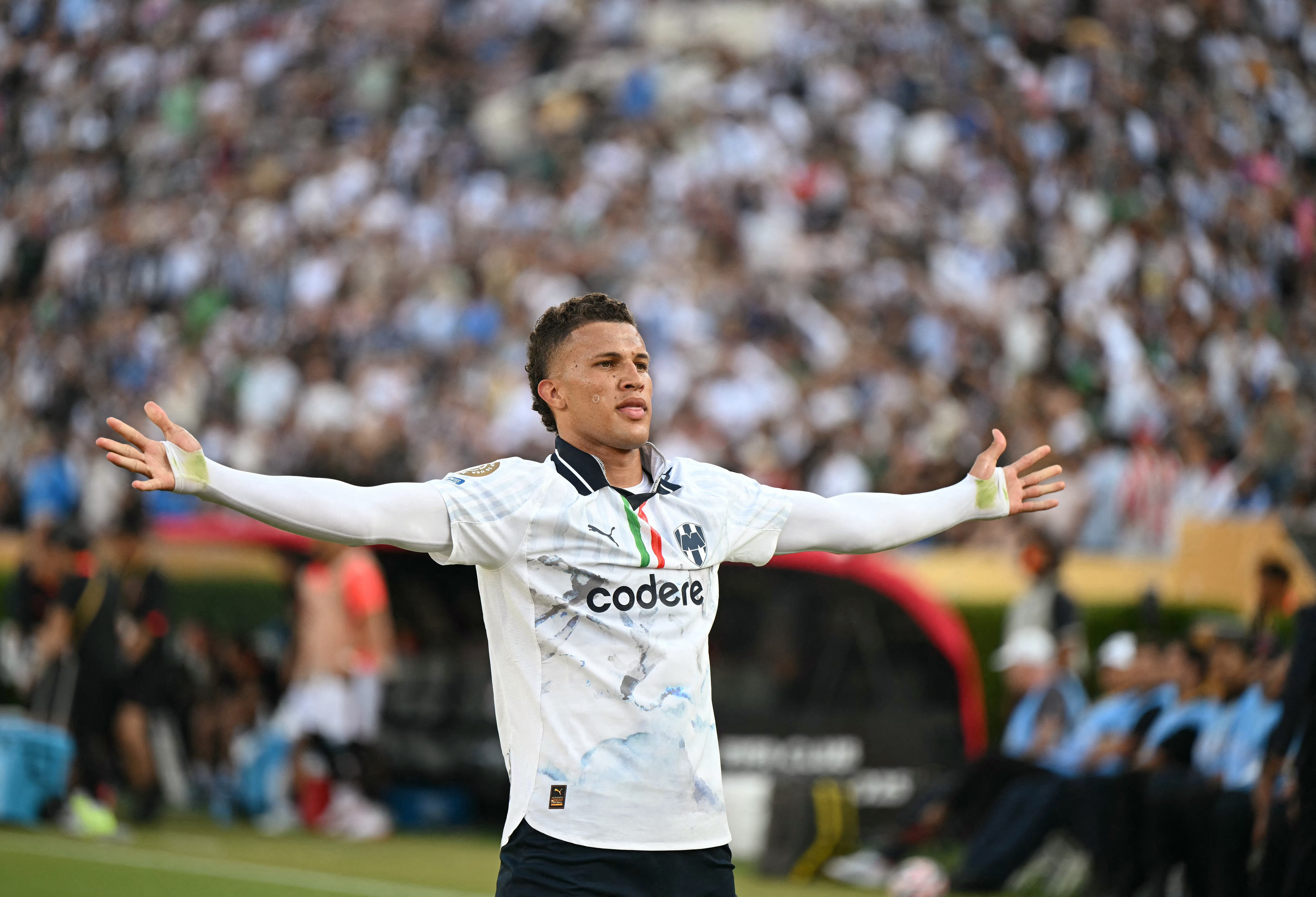 El mediocampista colombiano #06 de Monterrey, Nelson Deossa, celebra el primer gol del partido del Grupo E de la Copa Mundial de Clubes de la FIFA 2025 entre Urawa Red Diamonds de Japón y Monterrey de México en el estadio Rose Bowl de Pasadena el 25 de junio de 2025. (Foto de Yuri CORTEZ / AFP)
