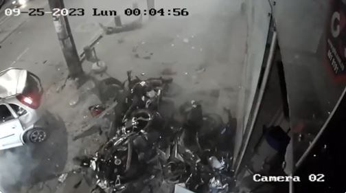 El conductor perdió el control del carro y terminó colisionando con 8 motos que estaban parqueadas.