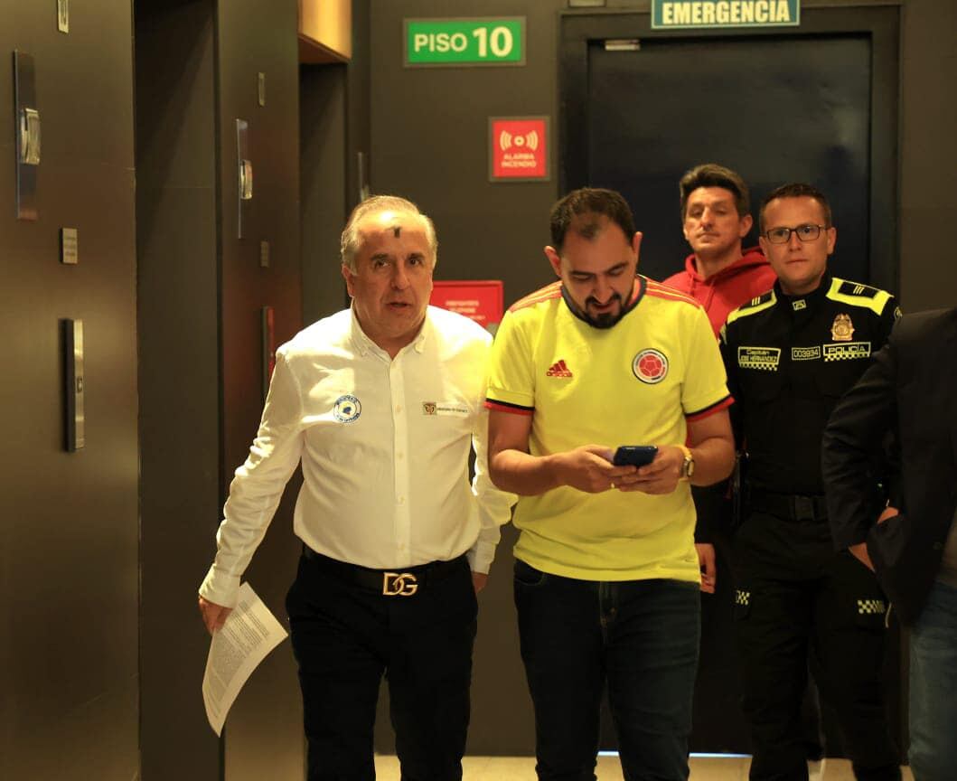 El ministro Guillermo Reyes dio a conocer los acuerdos junto con el líder gremial de Manizales. Julián Osorio.