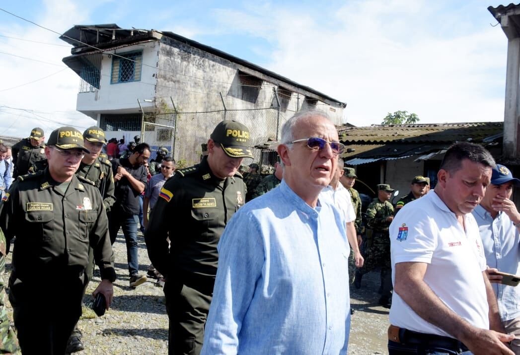 Como consecuencia del fuego cruzado que enfrenta Buenaventura, el cual ha generado zozobra en la población, este jueves 6 de julio el ministro de Defensa, Iván Velásquez, llegó a la ciudad y realizó diversas advertencias.