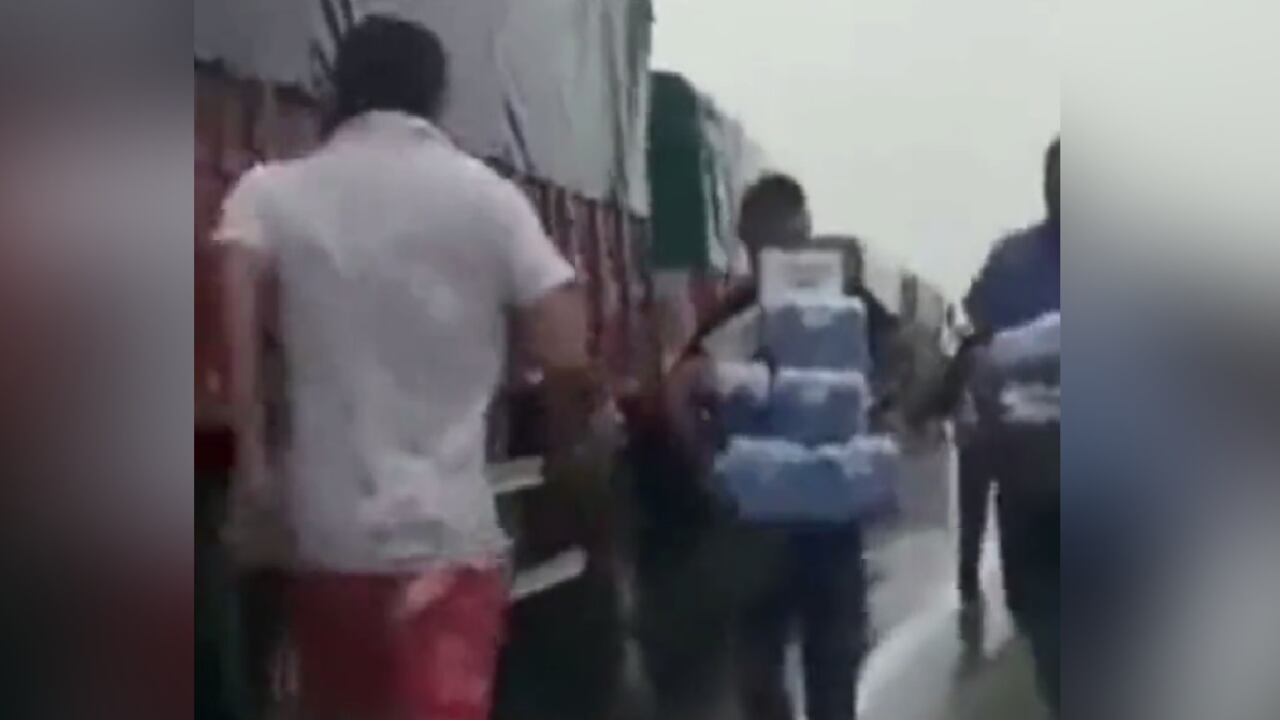 Trascuentas aprovecharon accidente de camión de cerveza para saquearlo en Argentina.