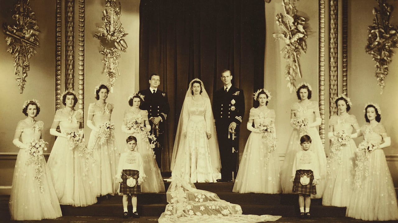 Los recién casados con la corte nupcial. El padrino del novio fue su primo, David Mountbatten, marqués de Mildford Haven, en tanto que la princesa Margaret fue la dama de honor de su hermana Isabel.