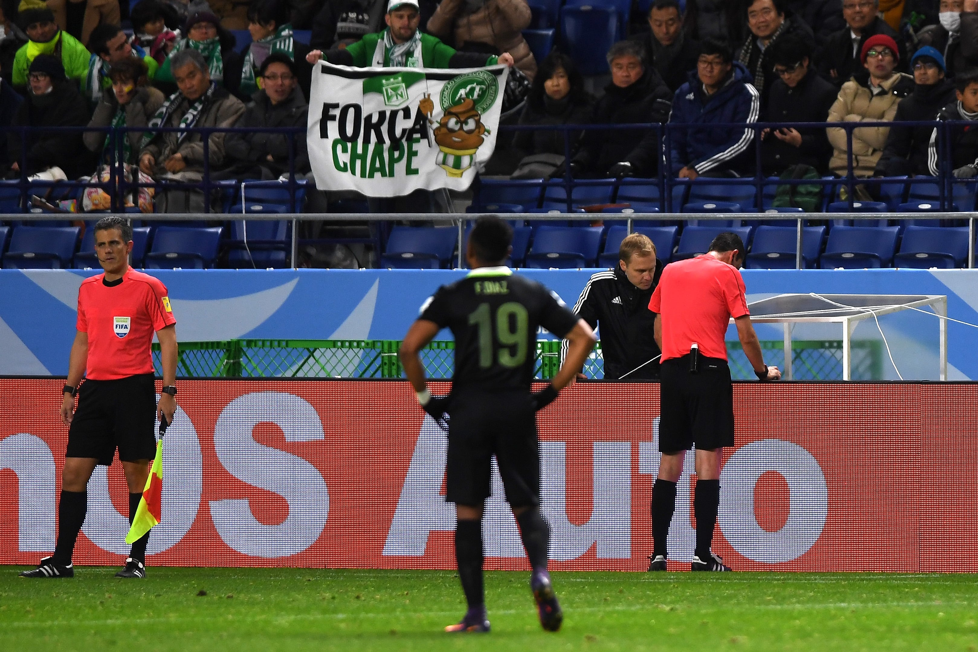 Viktor Kassai, árbitro del partido, usando el VAR en la semifinal del Mundial de Clubes 2016 entre Atlético Nacional y Kashima Antlers.