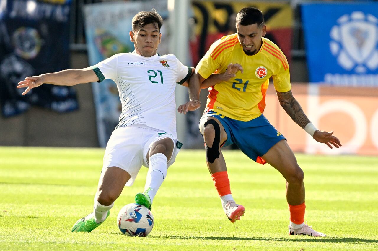 Bolivia's Jose Sagredo, left, and Colombia's Daniel Munoz, right, fight for control of the ball during an international friendly soccer match at Pratt & Whitney Stadium at Rentschler Field, Saturday, June 15, 2024, in East Hartford, Conn. (AP Photo/Jessica Hill)
