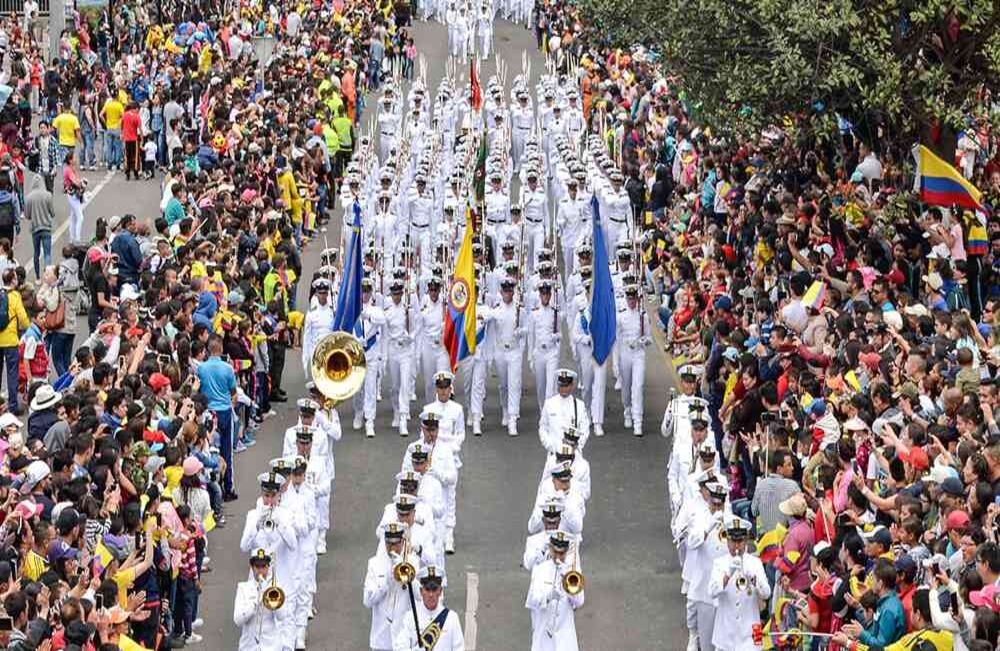 Más de 10.500 miembros de las fuerzas militares rindieron honores a la bandera colombiana. 