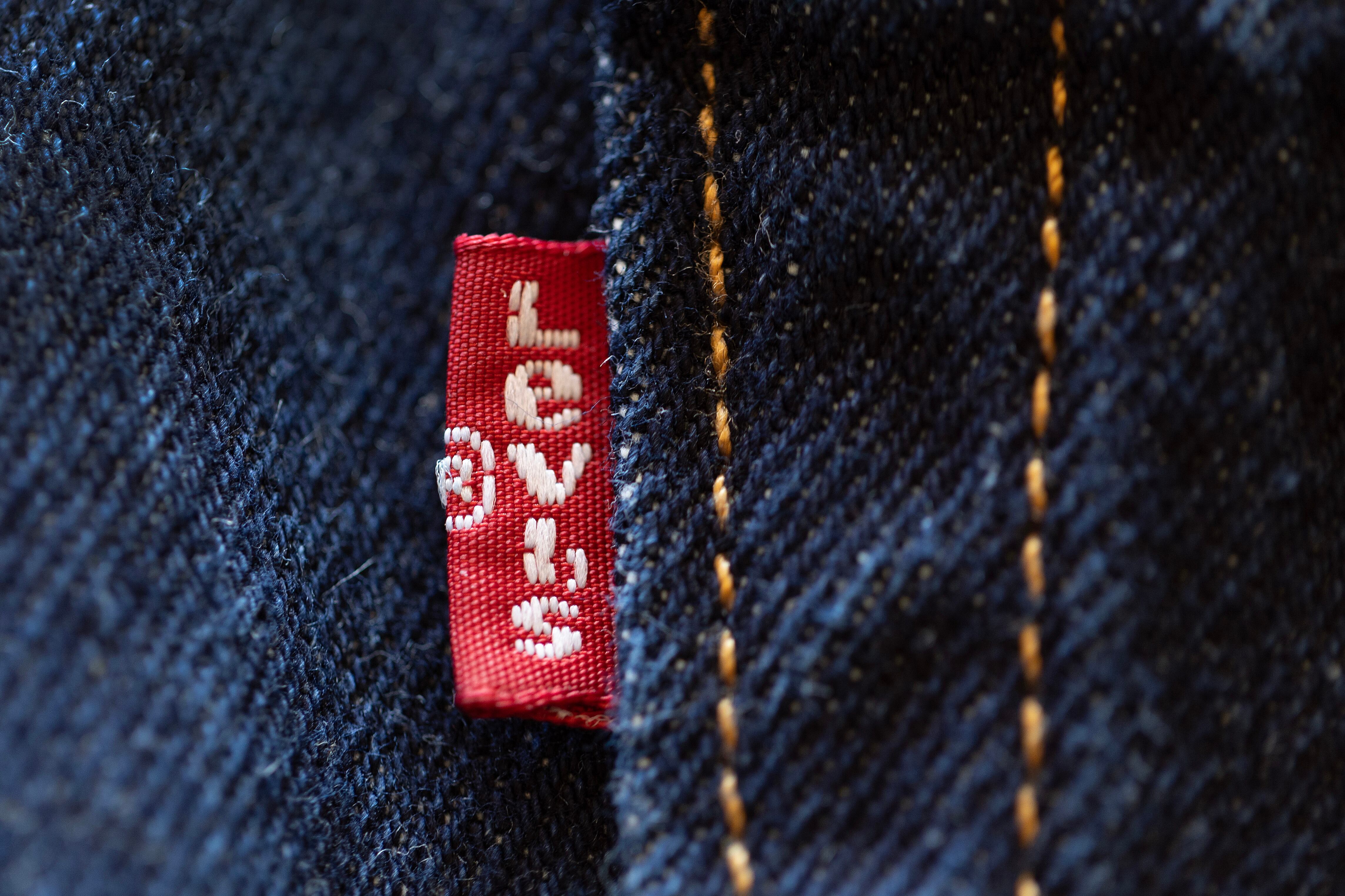 En esta ilustración fotográfica, una etiqueta con el logotipo de la empresa está adherida a un par de jeans Levi's el 29 de enero de 2024 en Chicago, Illinois.